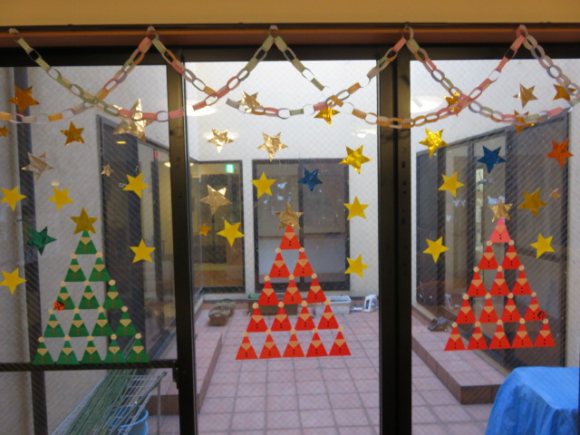 窓にもクリスマスツリー グループホーム 楽日荘 らくじつそう 窓にもクリスマスツリー グループホーム 楽日荘 らくじつそう